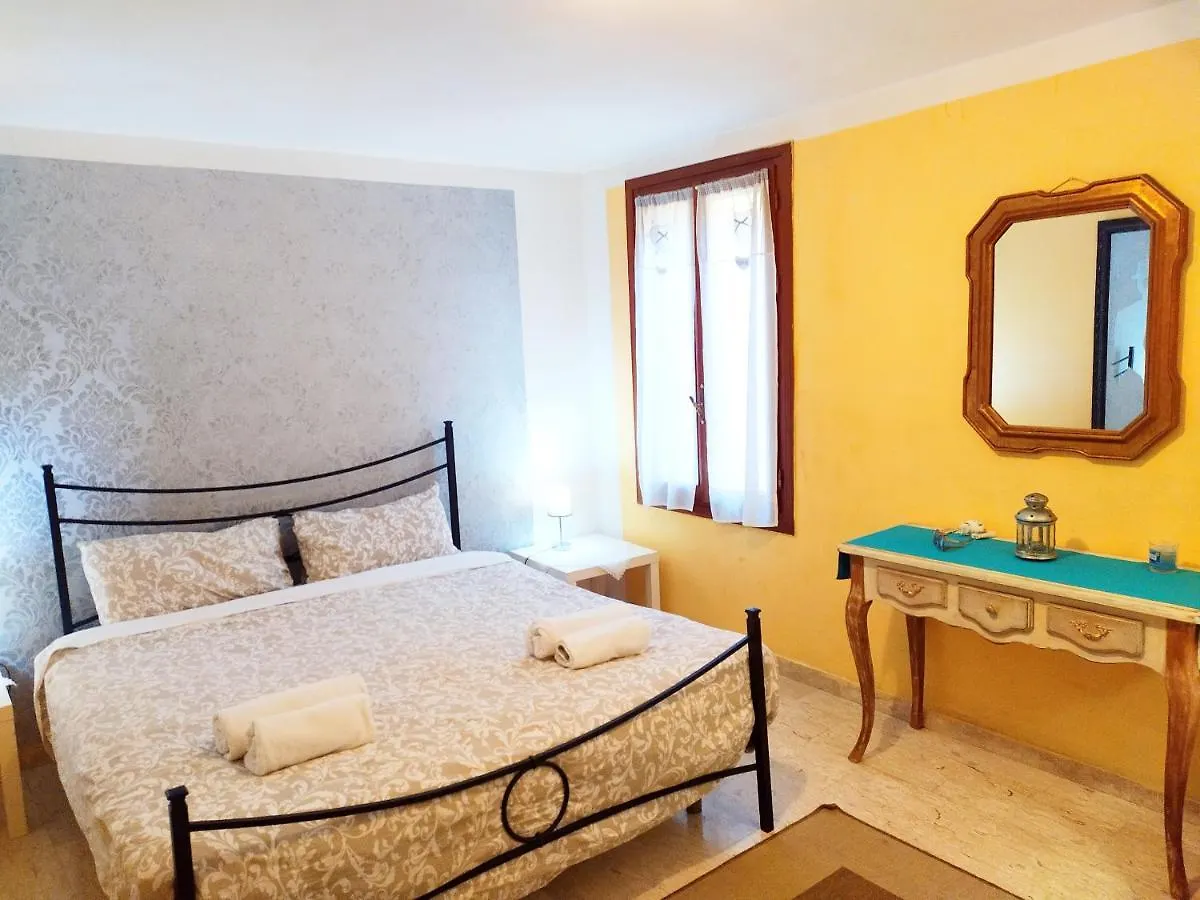 Two Steps From Rialto Bridge Otel Venedik 0*,