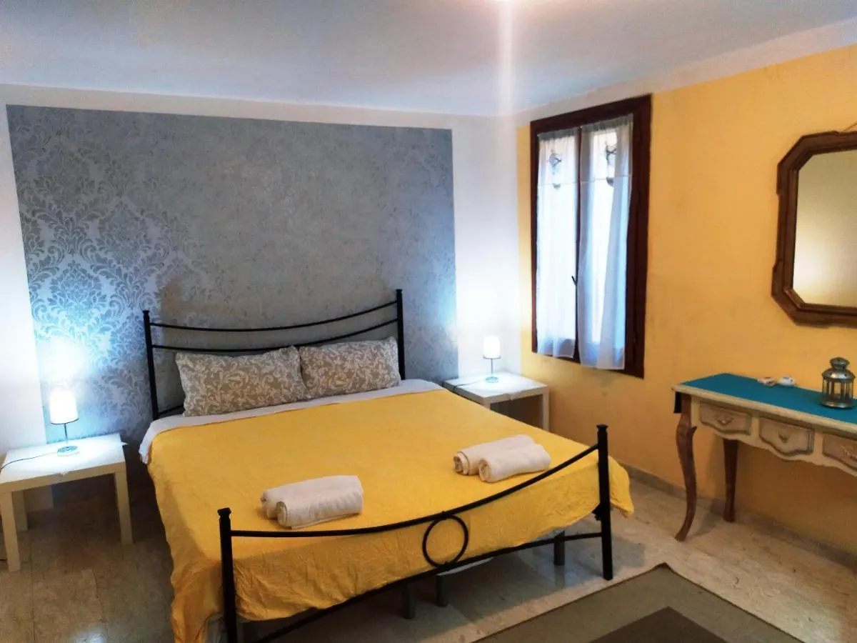 Two Steps From Rialto Bridge Otel Venedik Konukevi