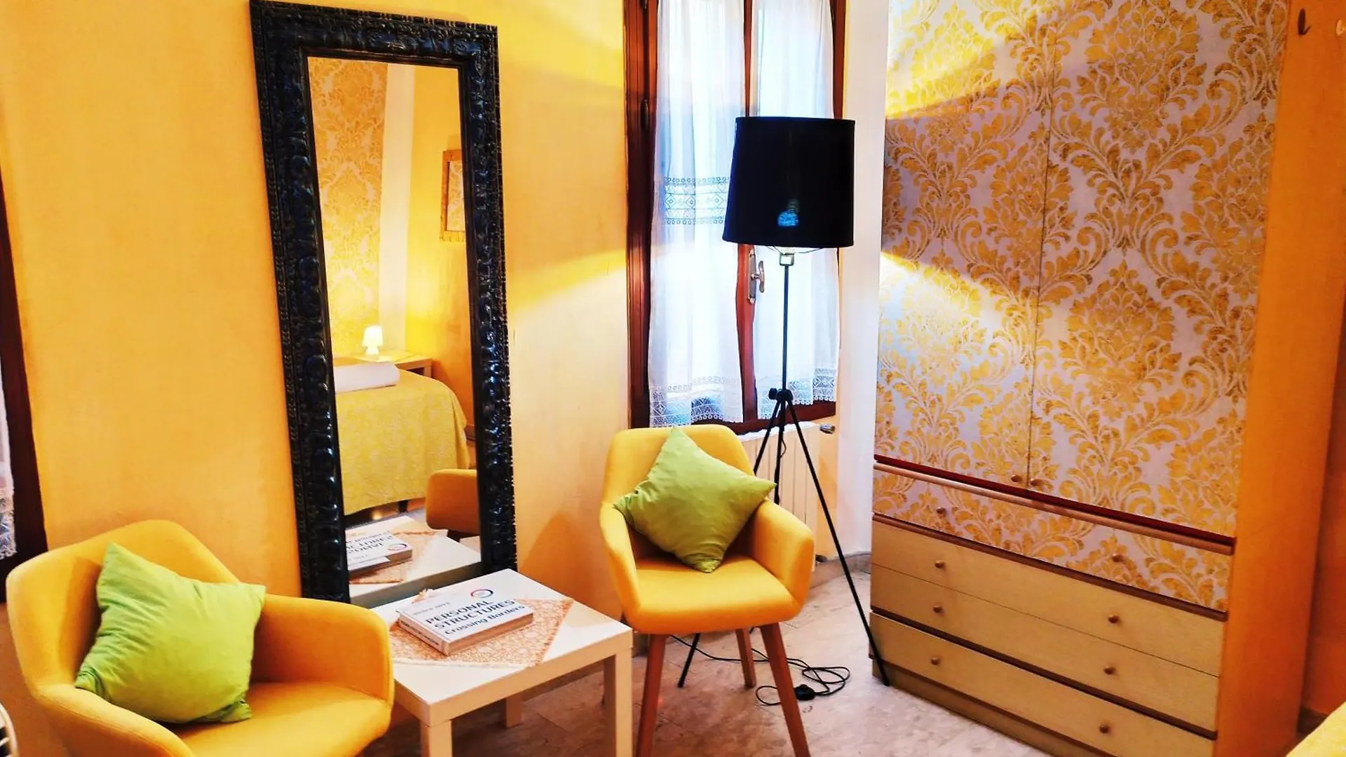 Two Steps From Rialto Bridge Otel Venedik